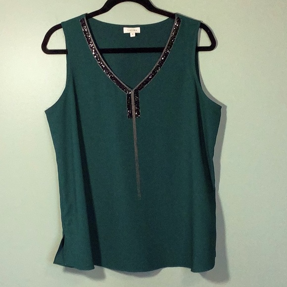 Laura Elegant Sleeveless Soft Vneck top with sequin accent Size 10 - Picture 1 of 8